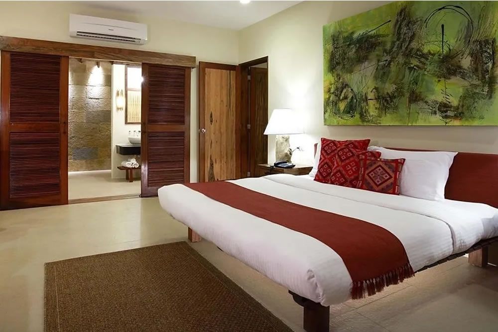 Crimson Macatan - Abaca carpet in bedroom